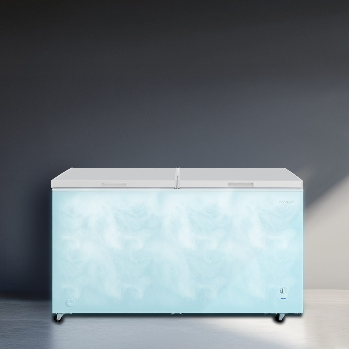 Un congelatore a pozzetto azzurro chiaro con due coperchi bianchi contro una parete grigia.