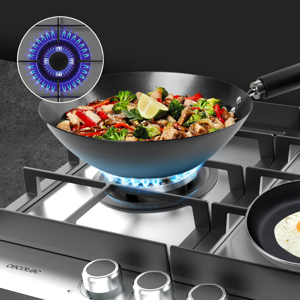 Un wok con verduras y carne se cocina sobre una llama de gas azul, con un primer plano del quemador arriba a la izquierda.