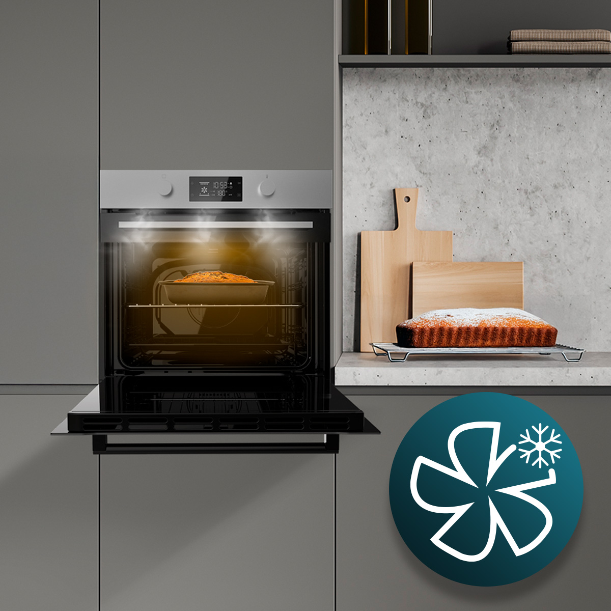 Cocina moderna con horno empotrable que libera vapor y pastel fresco en la encimera.