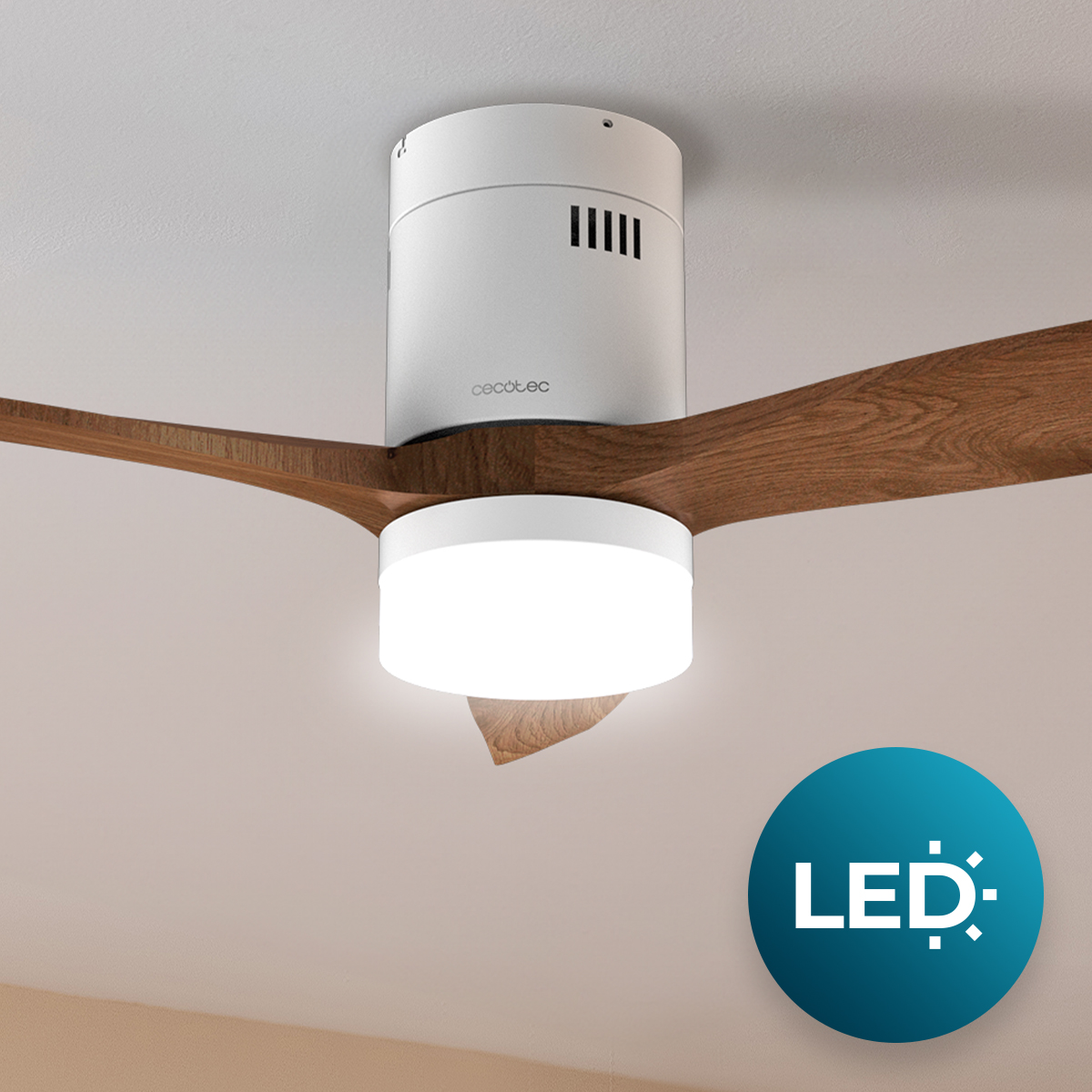 Ventilador de techo blanco con aspas de madera y luz LED integrada en techo blanco.