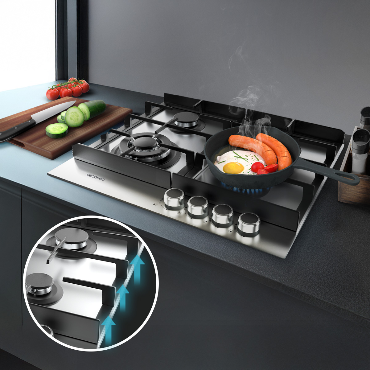 Una sartén con salchichas y huevos se cocina en una estufa de gas junto a una tabla con pepinos y tomates cortados.