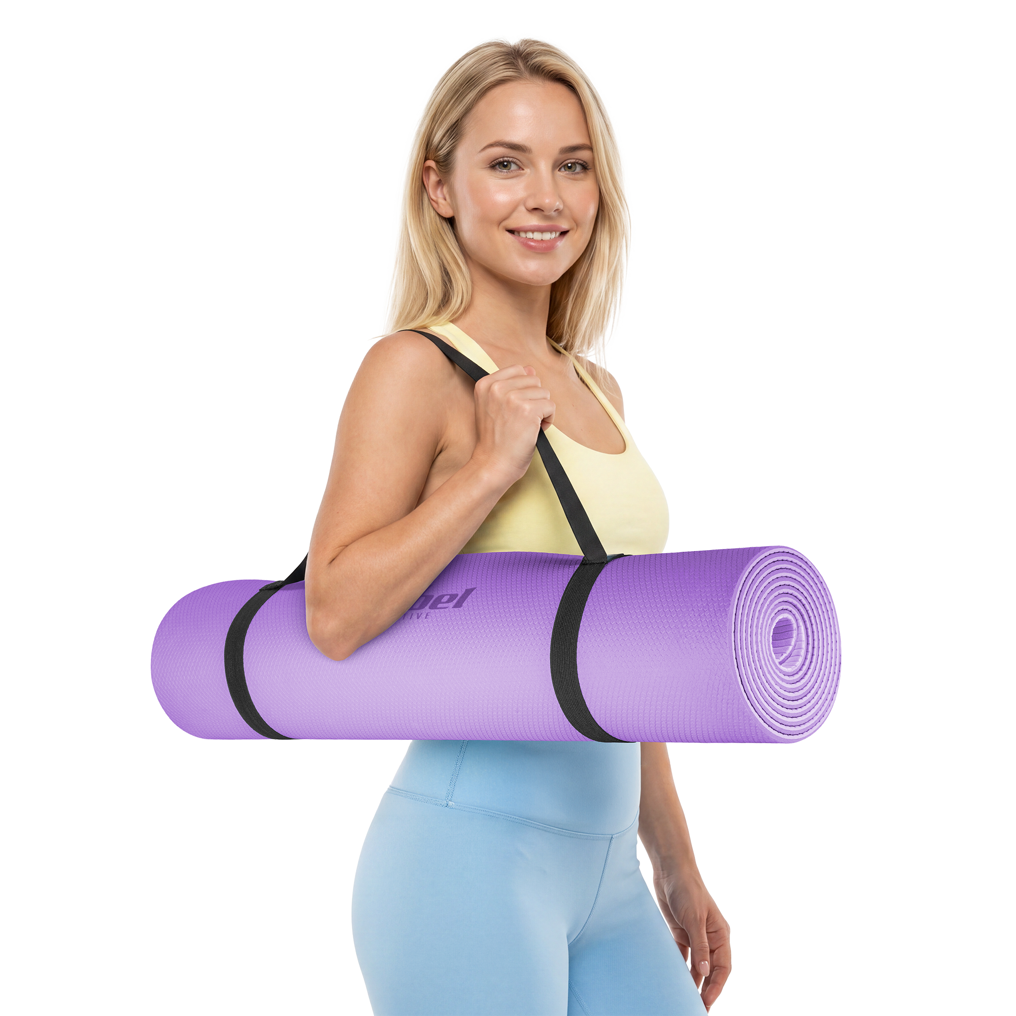 Blond kobieta w stroju sportowym niesie zwiniętą fioletową matę do jogi na czarnym tle.