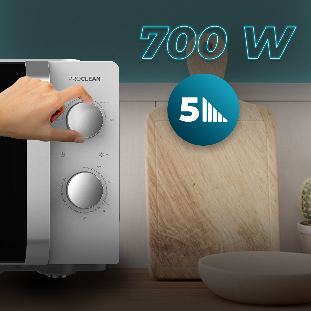 Una mano gira el dial de un microondas plateado ProClean, con 700W y 5 niveles de potencia.