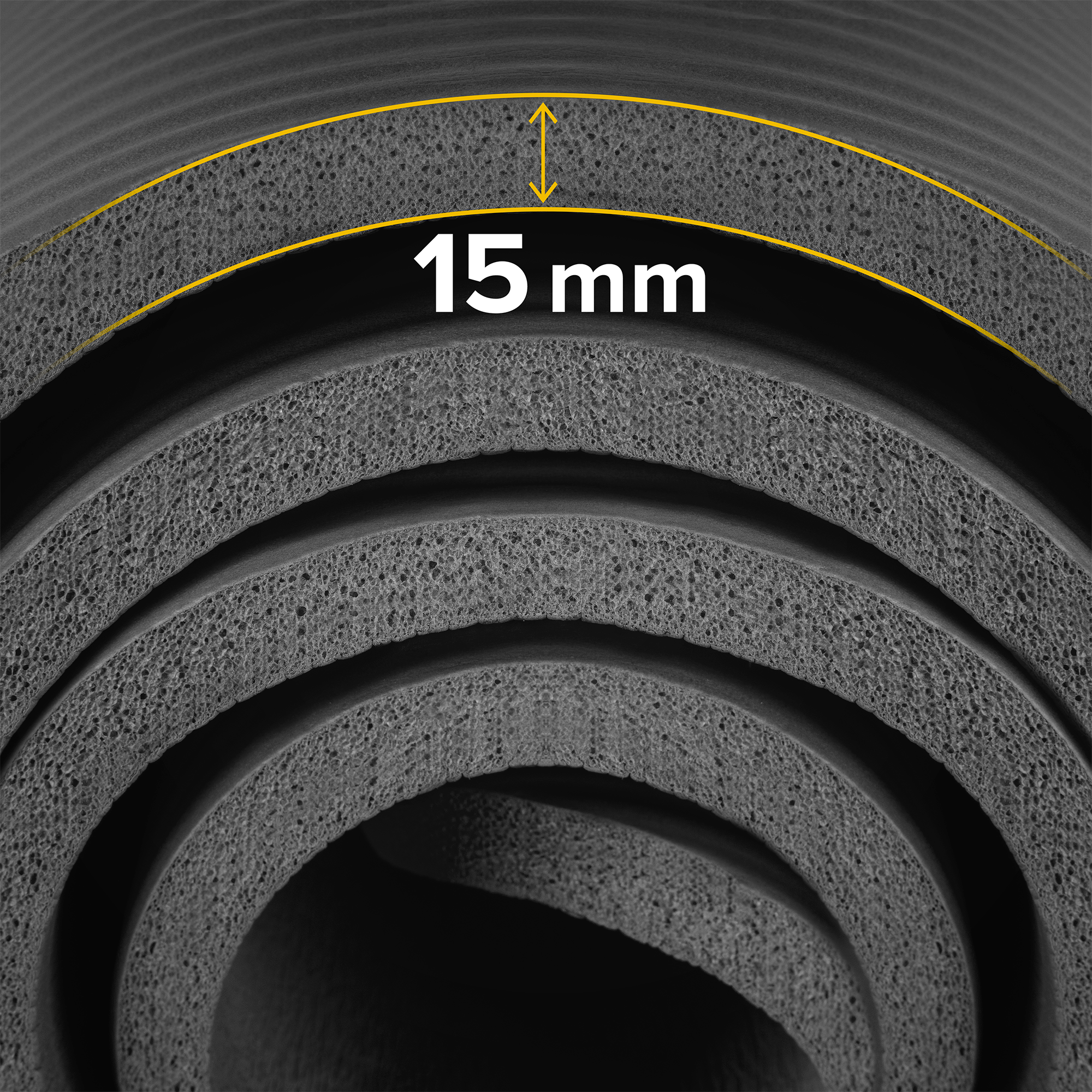 Zwinięta szara mata do jogi o grubości 15 mm ze strukturą piankową.