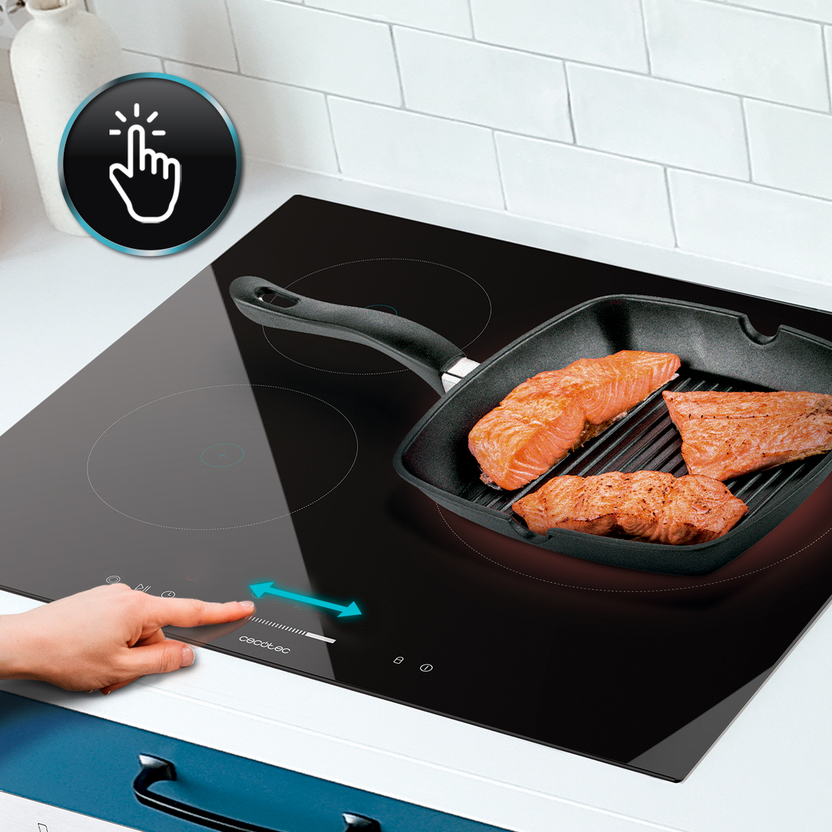 Una mano ajusta la potencia en una placa de inducción negra con filetes de salmón.