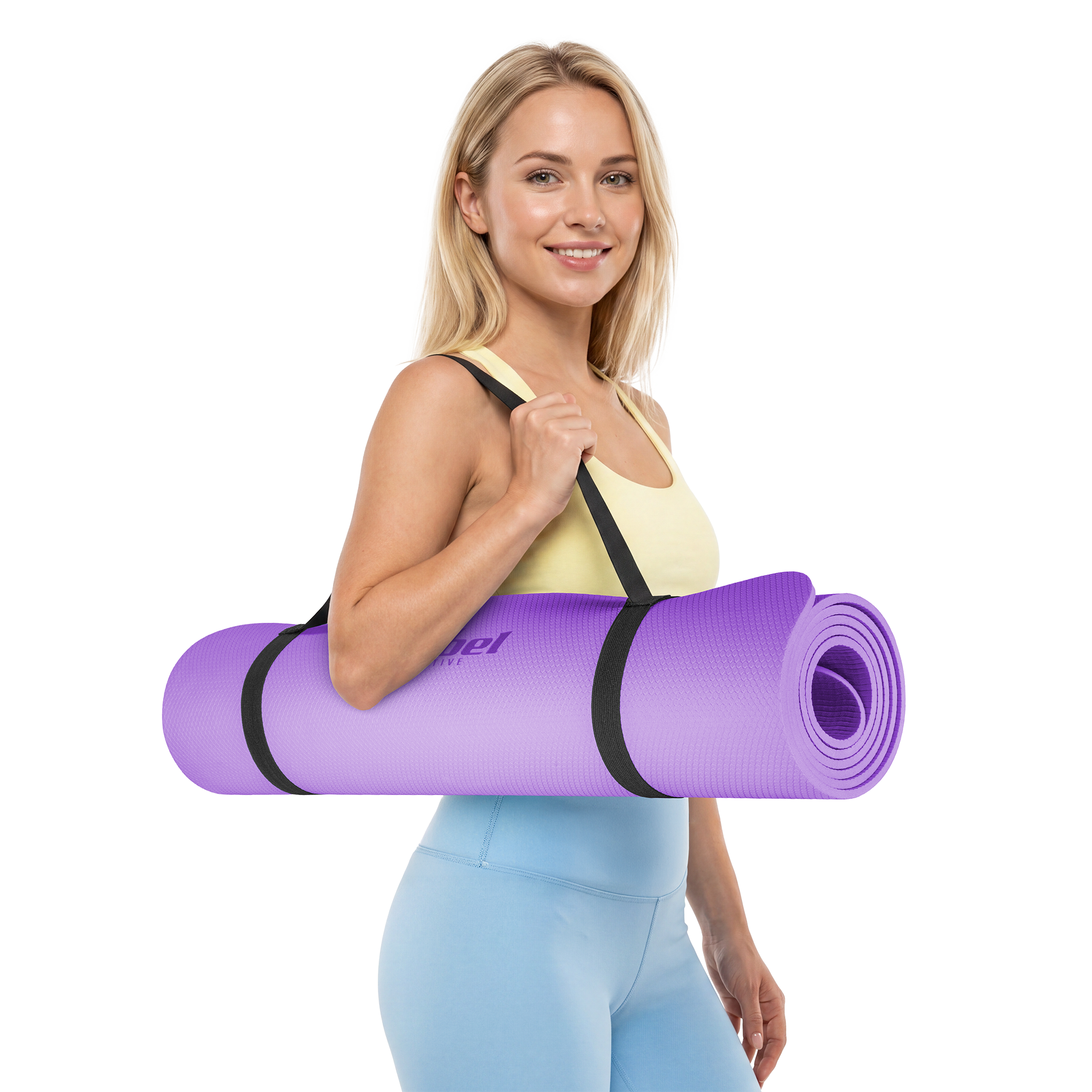 Blond kobieta w stroju sportowym uśmiecha się, trzymając fioletową matę do jogi na czarnym tle.