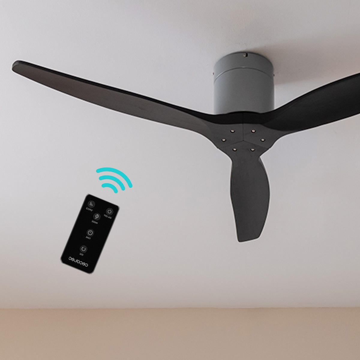 Un ventilador de techo gris con tres aspas negras y un control remoto que emite ondas de señal.