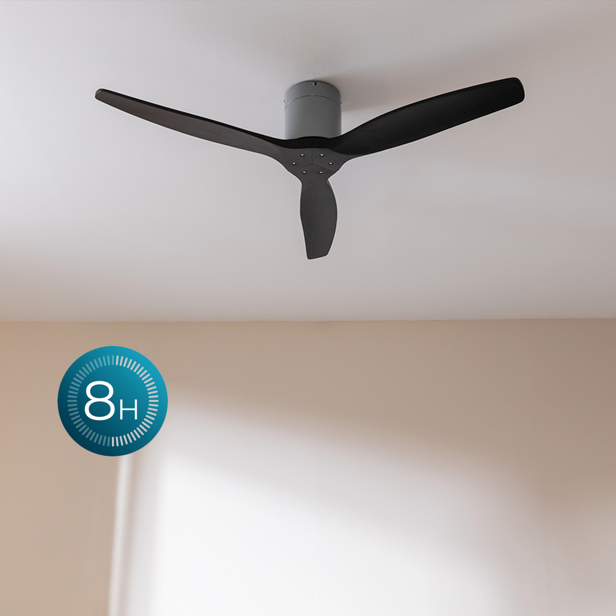 Un moderno ventilador de techo negro con tres aspas cuelga de un techo blanco, con un icono azul de 8H abajo.