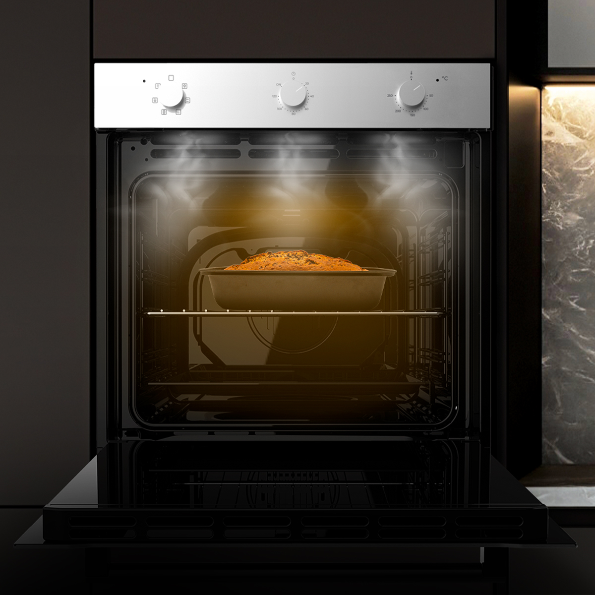 Un horno iluminado con un molde y vapor saliendo del interior.