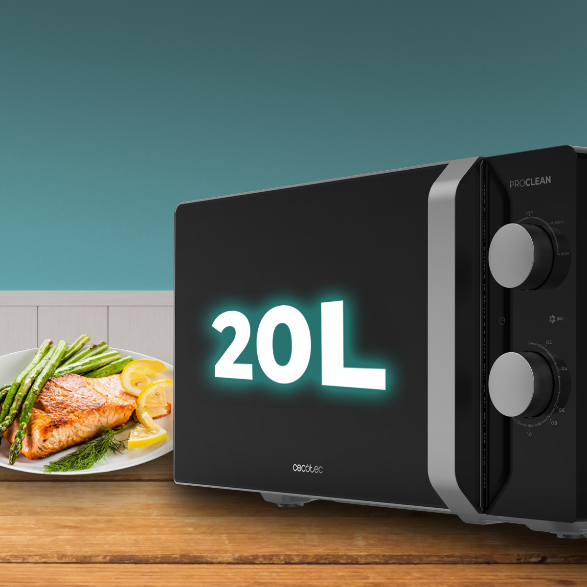 Un microonde nero con la scritta "20L" su un bancone di legno accanto a un piatto di salmone e asparagi.