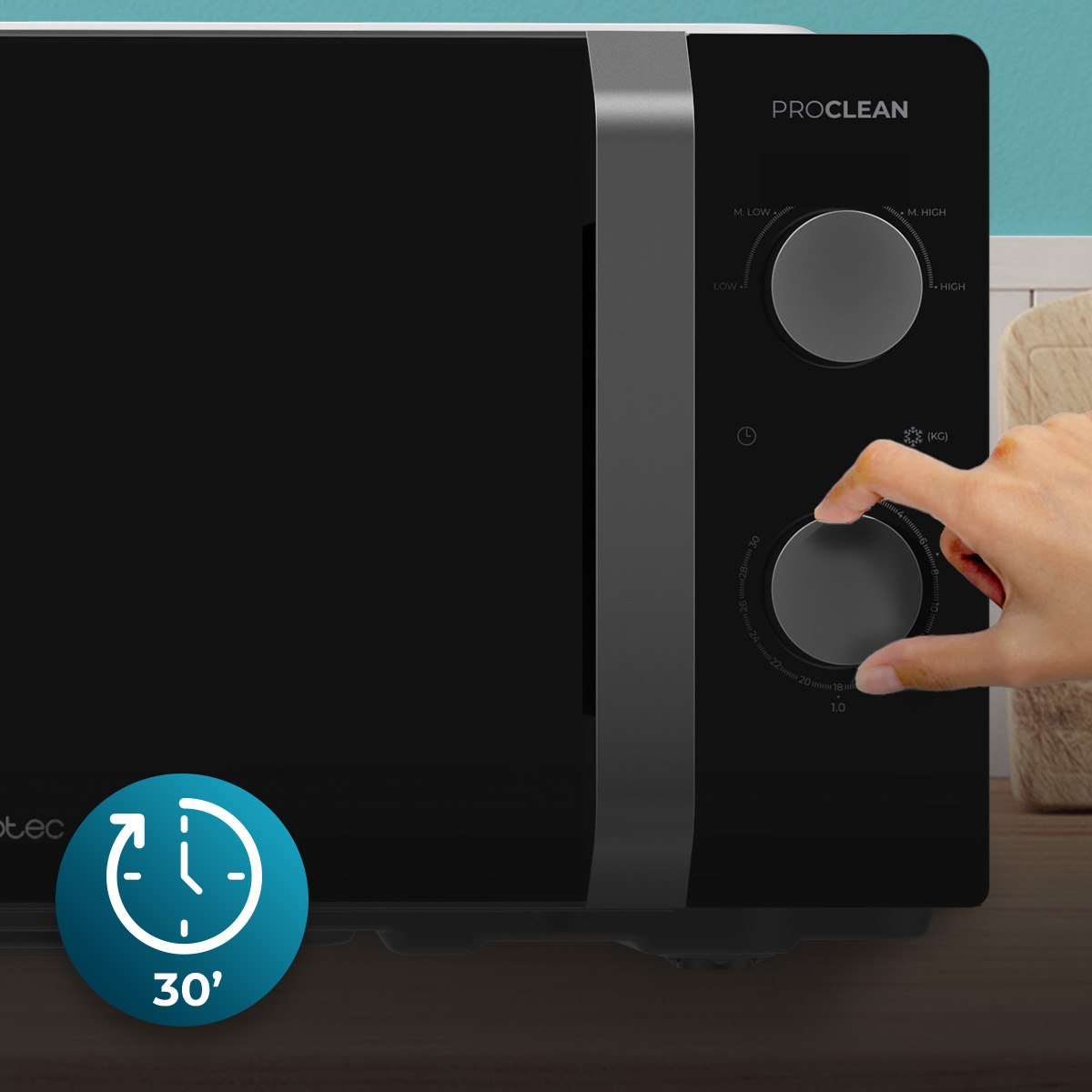 Mano gira la manopola del timer su un microonde nero con icona di 30 minuti.