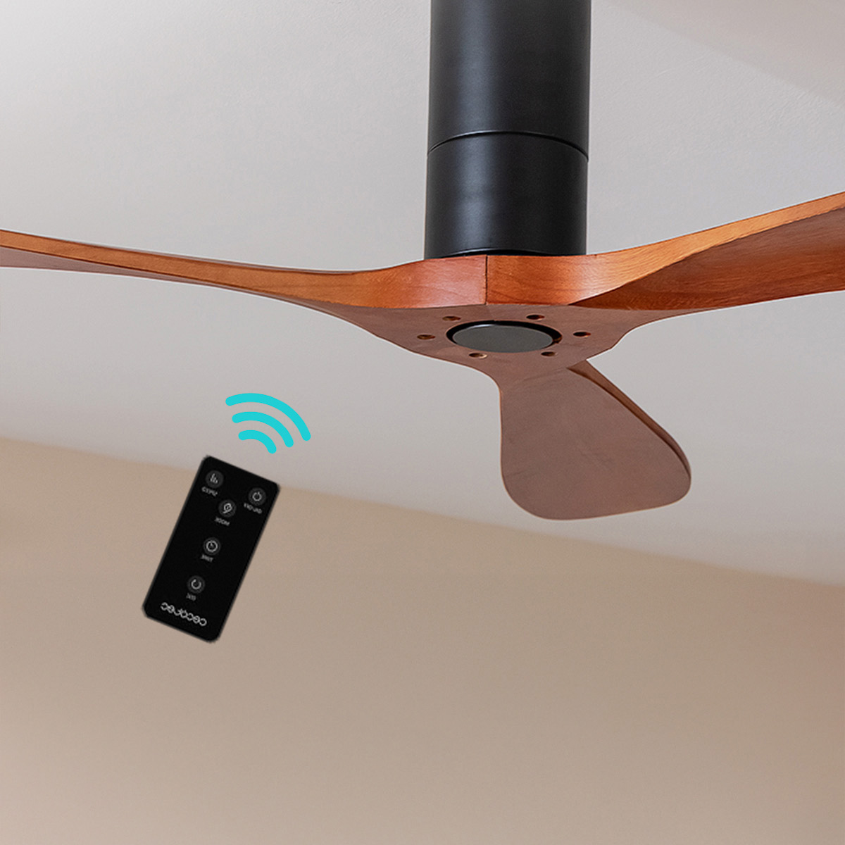 Un ventilador de techo de madera con soporte negro, controlado por un mando con ondas azules.