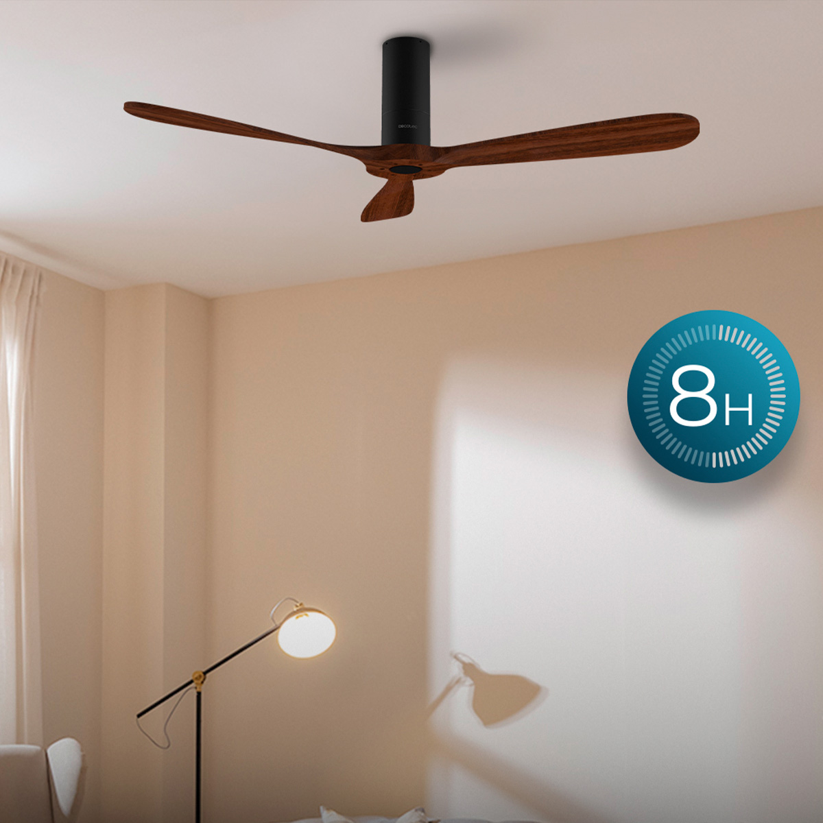 Una habitación con ventilador de techo de madera, lámpara de pie e icono de temporizador azul.