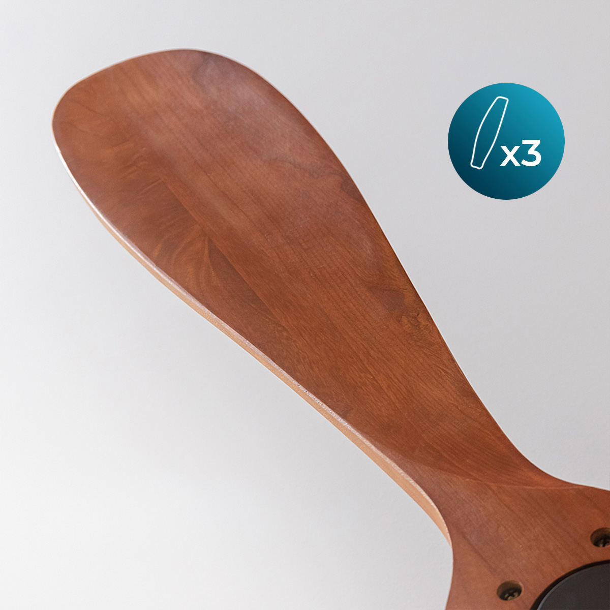 Primer plano de una aspa de ventilador de techo de madera pulida con icono azul de x3.