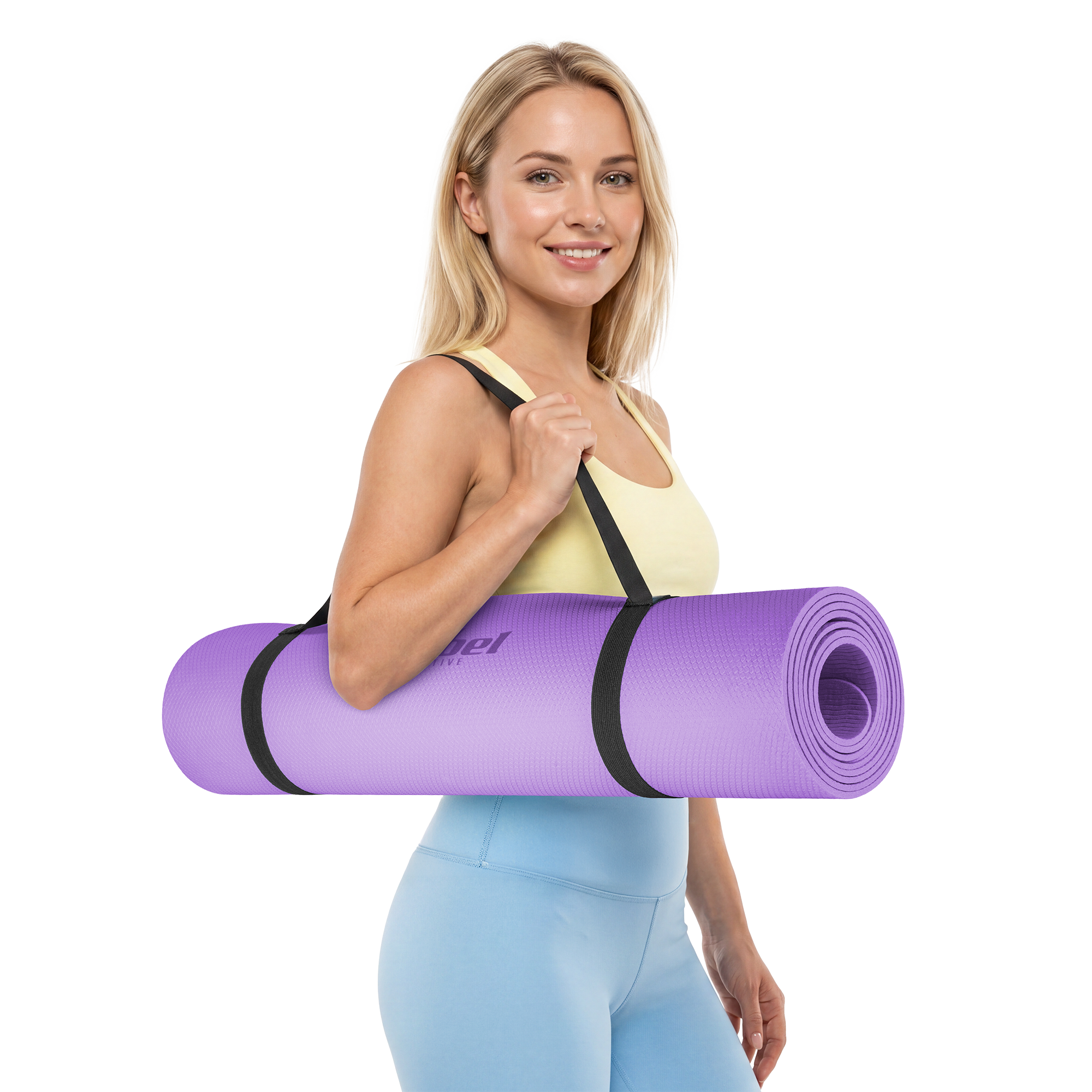 Blond kobieta w stroju sportowym trzyma fioletową matę do jogi na czarnym tle.
