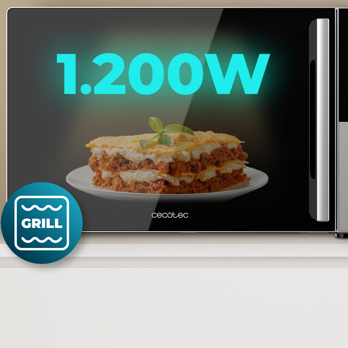 Lasaña en un plato detrás de la puerta de cristal de un microondas grill de 1200W.
