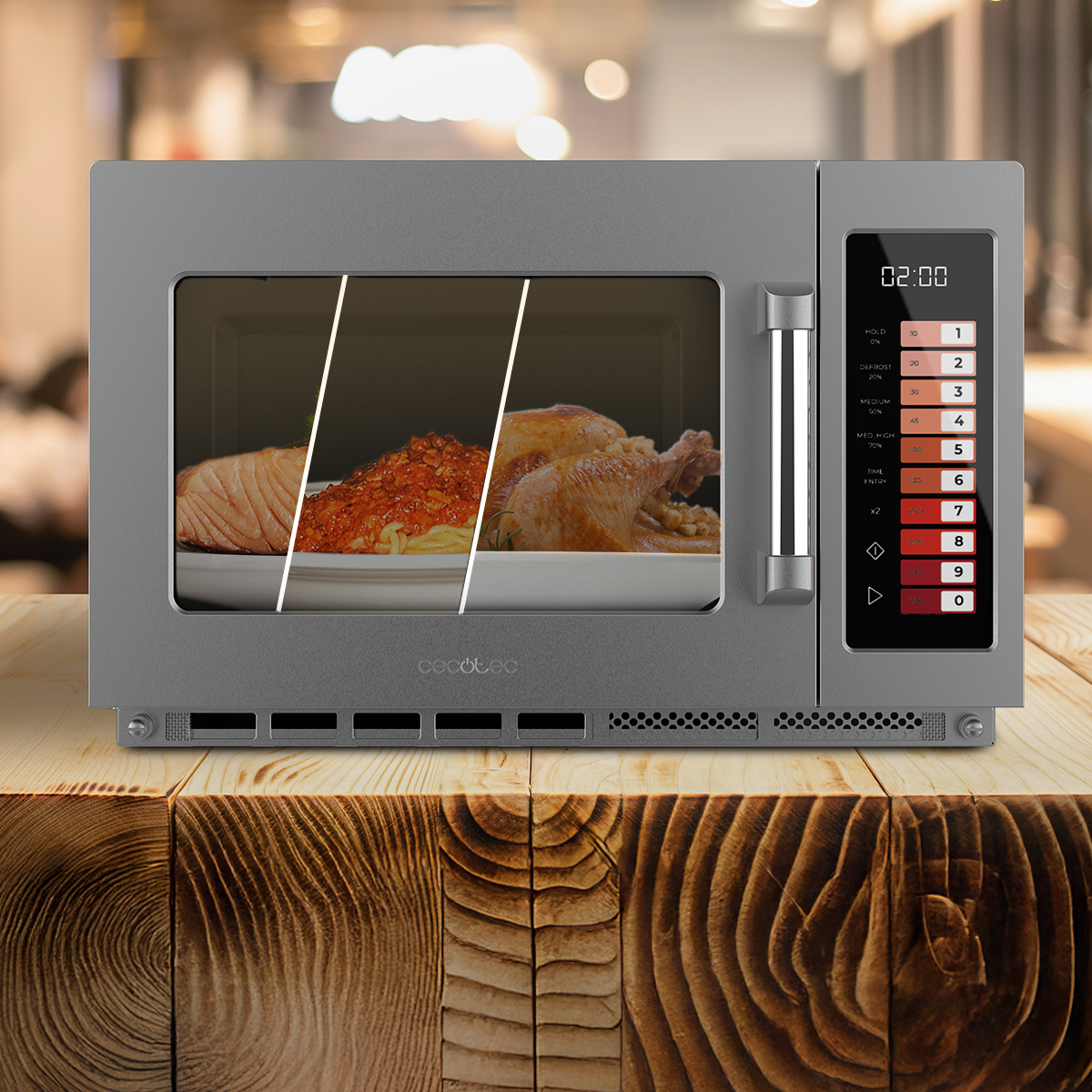 Un microondas gris en una mesa de madera muestra salmón, pasta y pollo en su ventana.