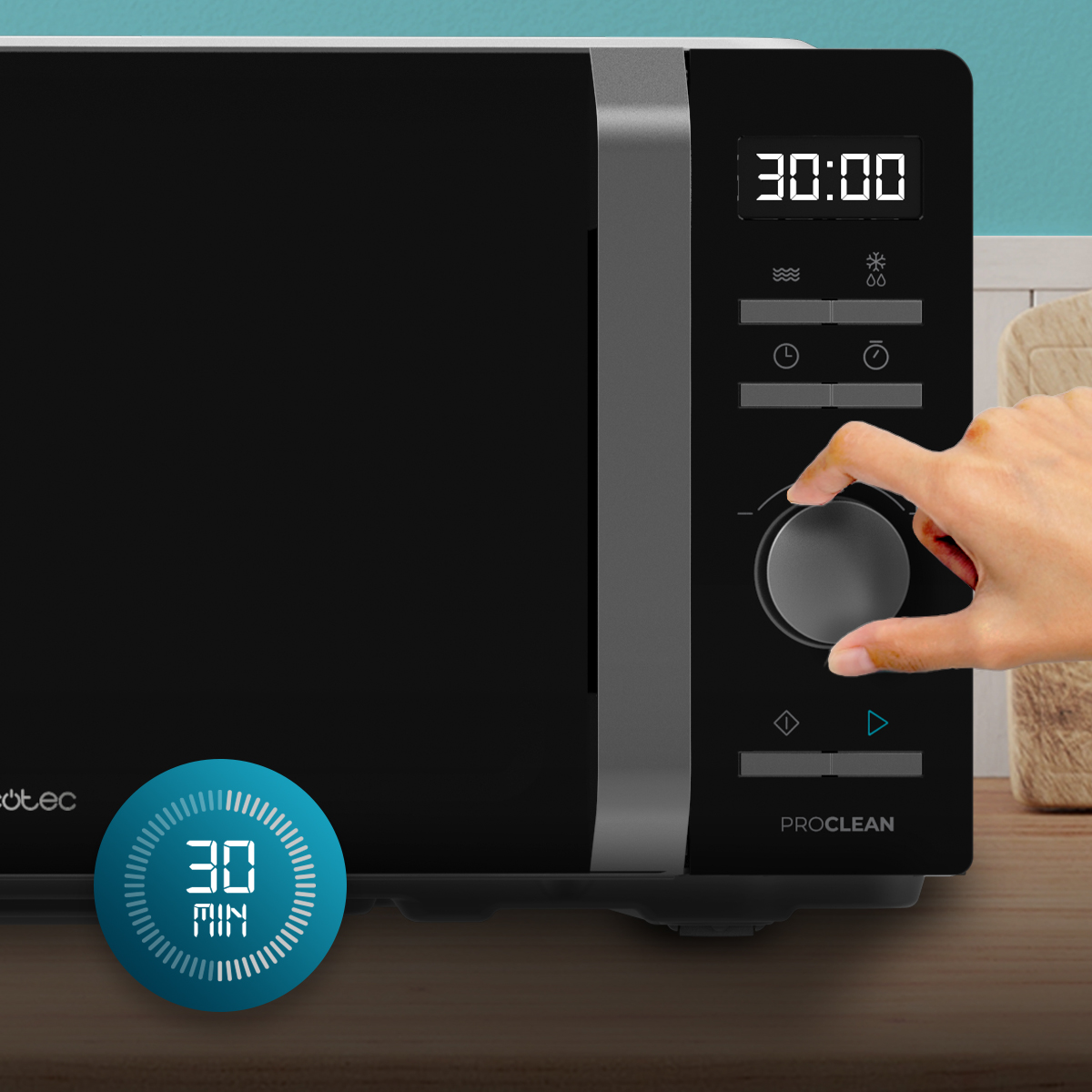 Una mano gira la perilla redonda de un microondas negro moderno con pantalla digital.