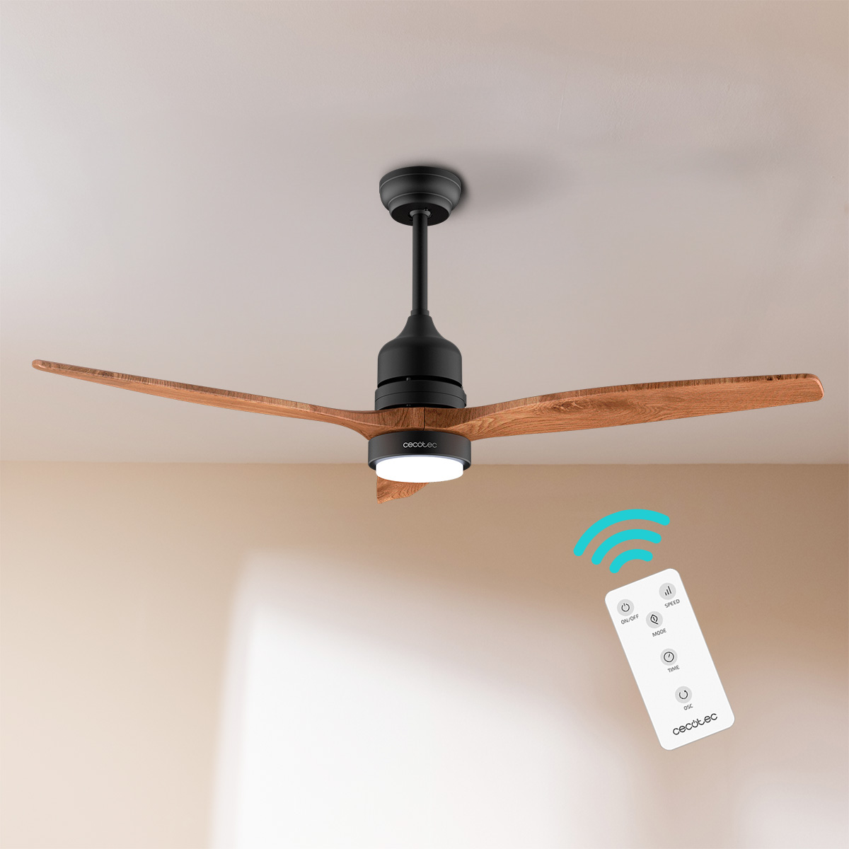 Un ventilador de techo negro con aspas de madera y luz integrada, controlado por un mando blanco.