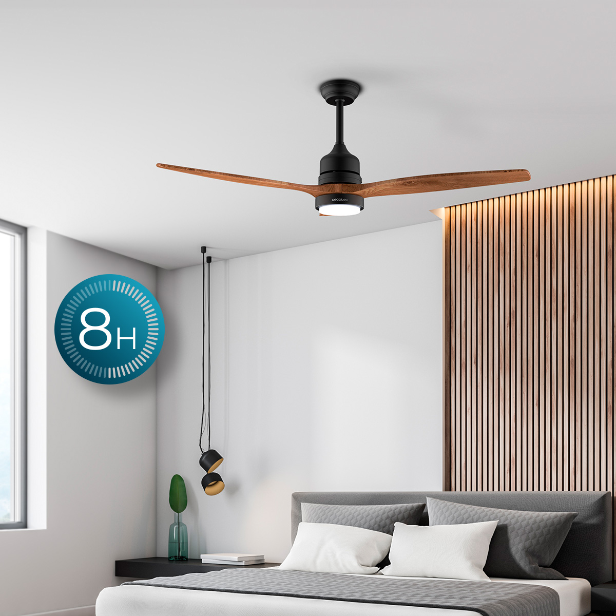 Ventilador de techo moderno con aspas de madera sobre una cama luminosa.