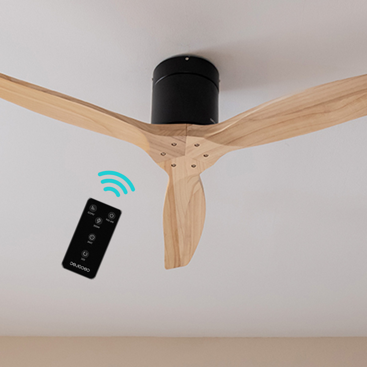 Ein moderner Deckenventilator mit Holzblättern und schwarzem Motor wird von einer Fernbedienung gesteuert.