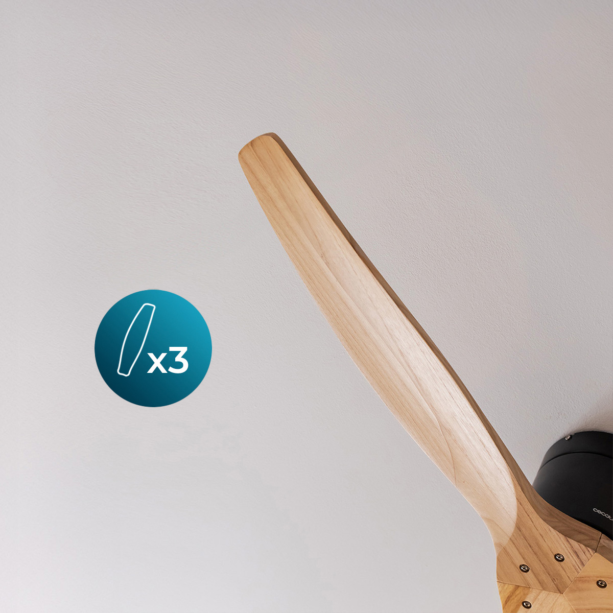 Ein Holzdeckenventilatorflügel auf weißem Hintergrund mit einem Symbol für drei Flügel.