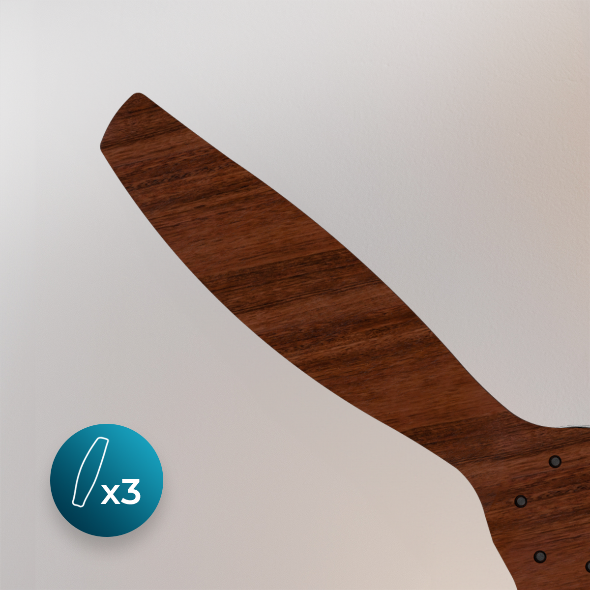 Una aspa de ventilador de techo de madera oscura sobre una pared clara con un icono x3.