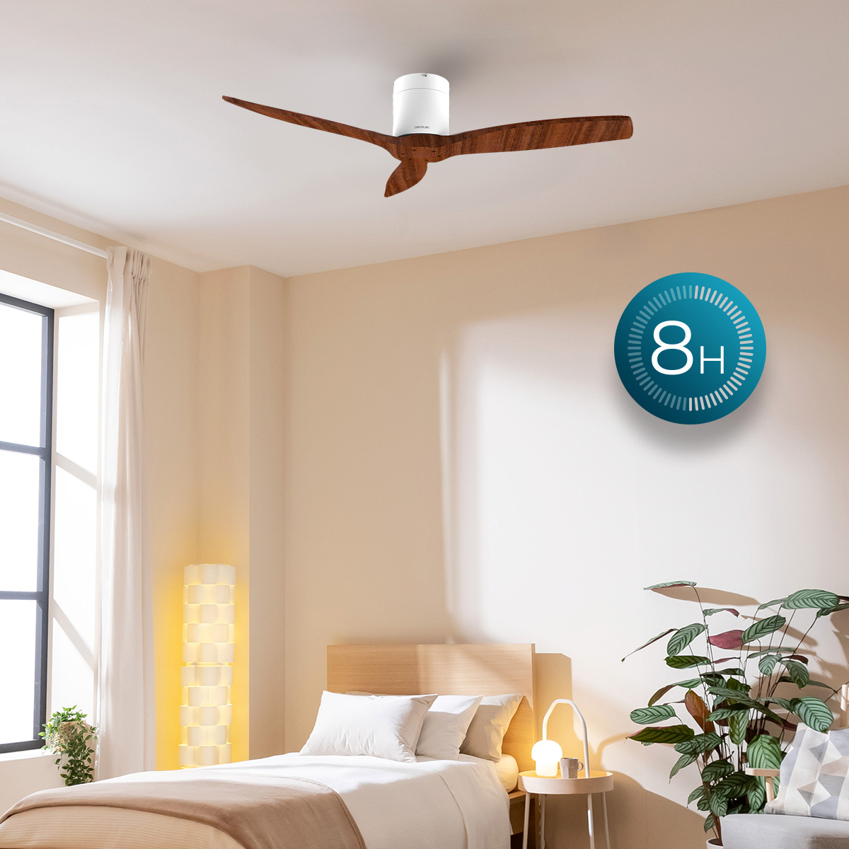Ventilador de techo moderno con aspas de madera en un dormitorio luminoso.