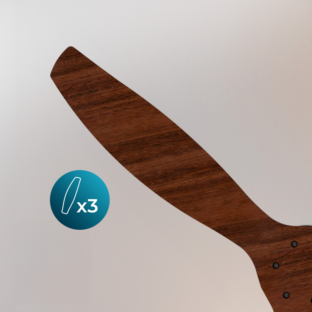 Una pala de ventilador de techo de madera contra una pared lisa, con un icono azul que indica tres.