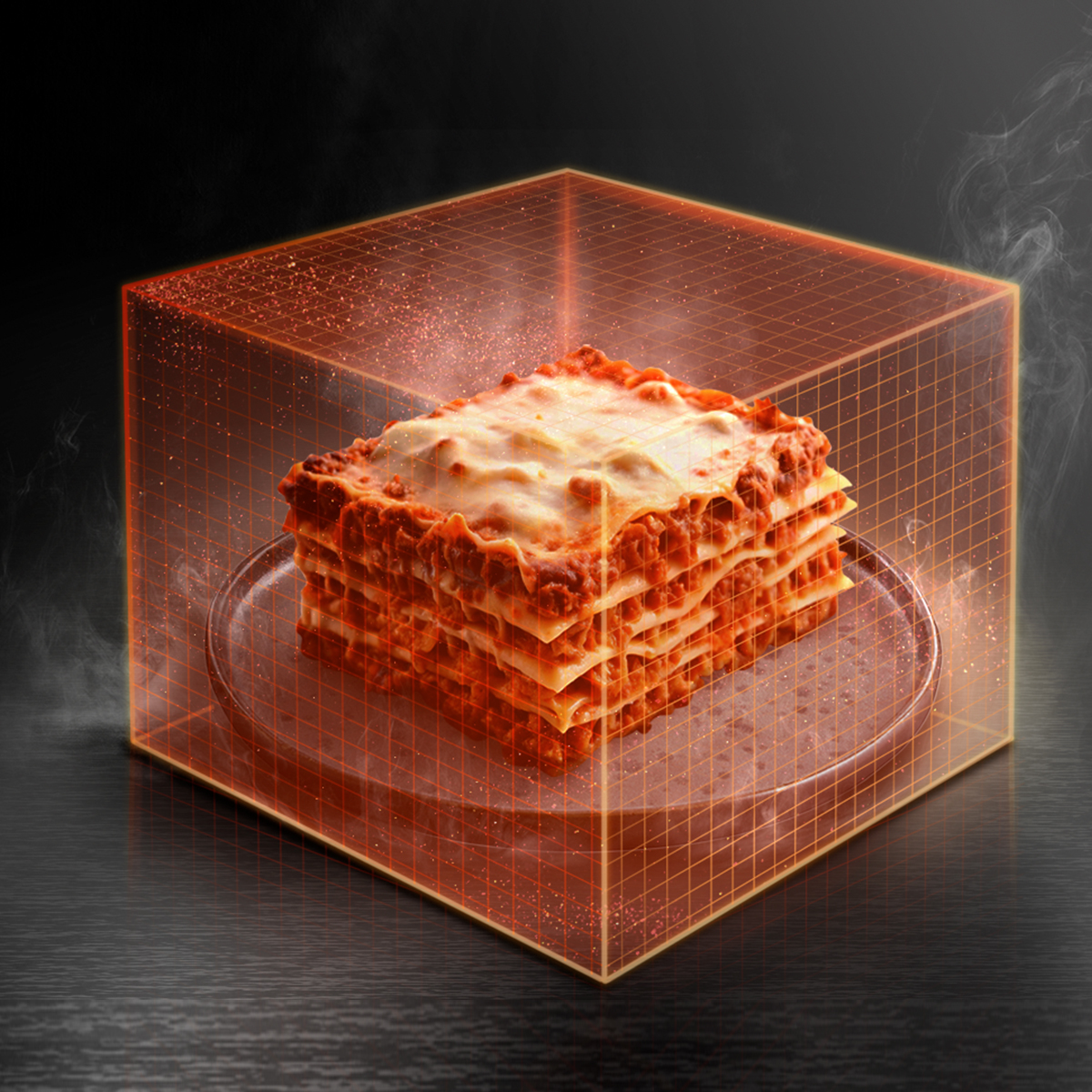 Un trozo de lasaña en un plato dentro de un cubo de alambre naranja brillante con vapor ascendente sobre fondo oscuro.