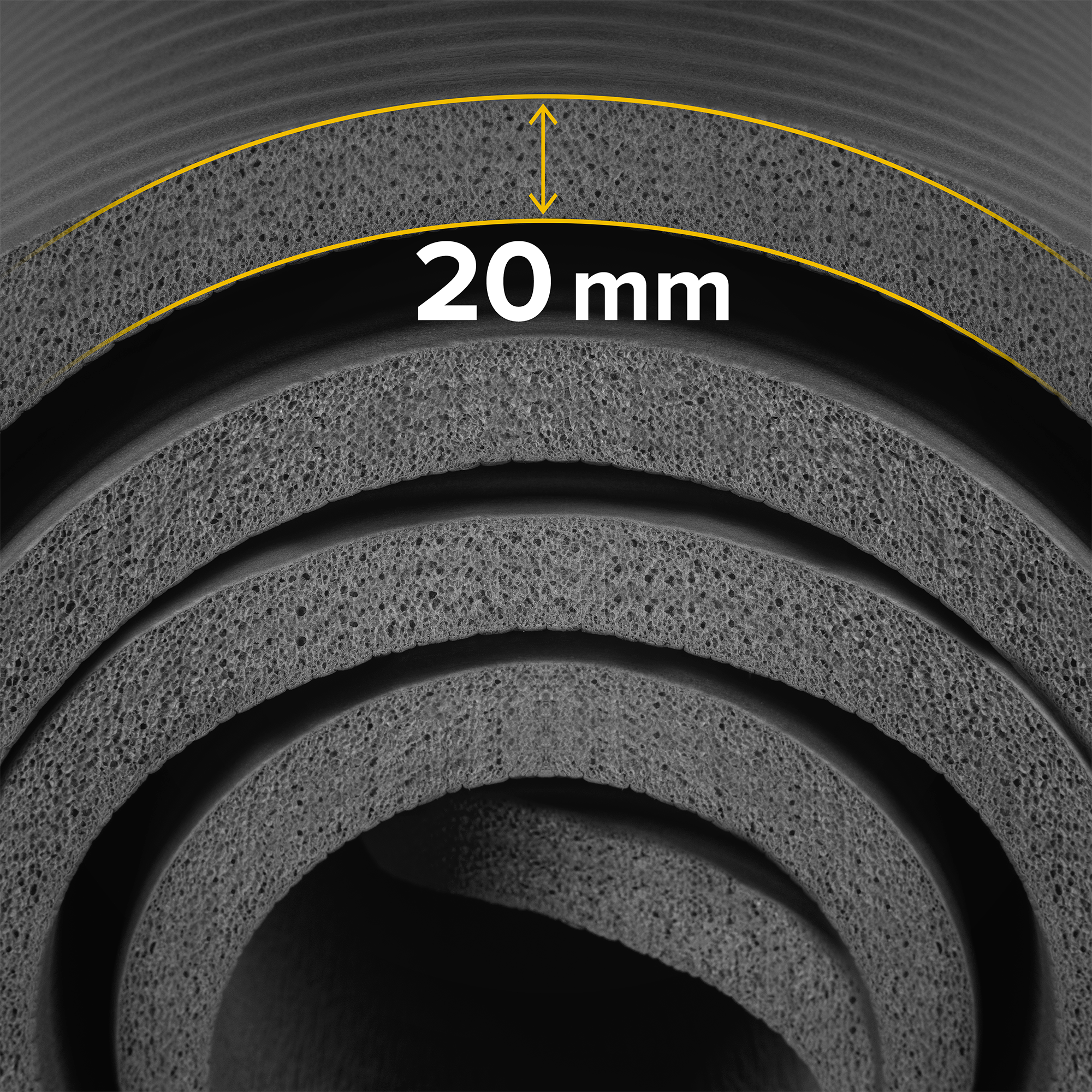 Zwinięta szara mata do jogi o grubości 20 mm.