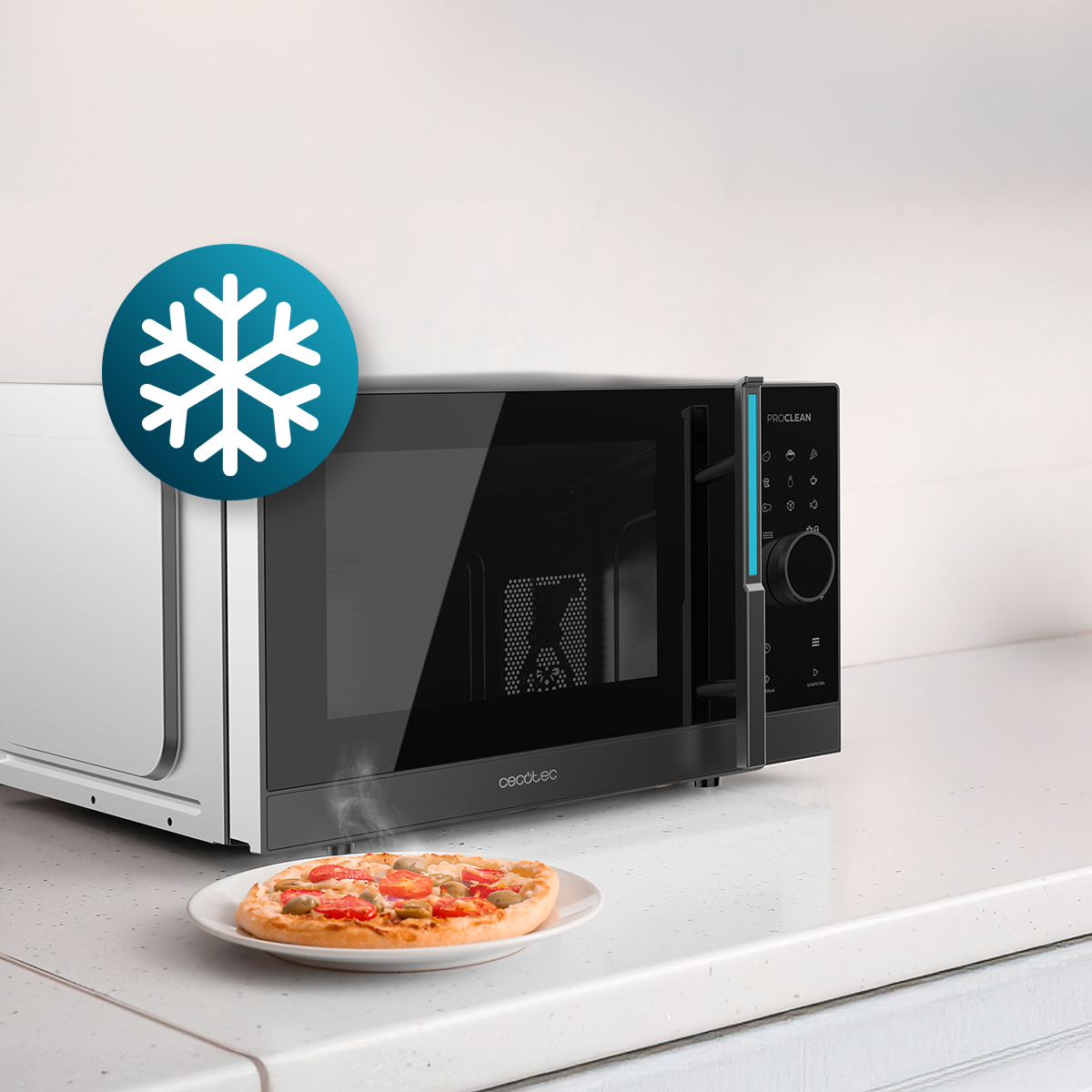 Un microondas se encuentra en una encimera blanca con un plato de pizza caliente y recién horneada.