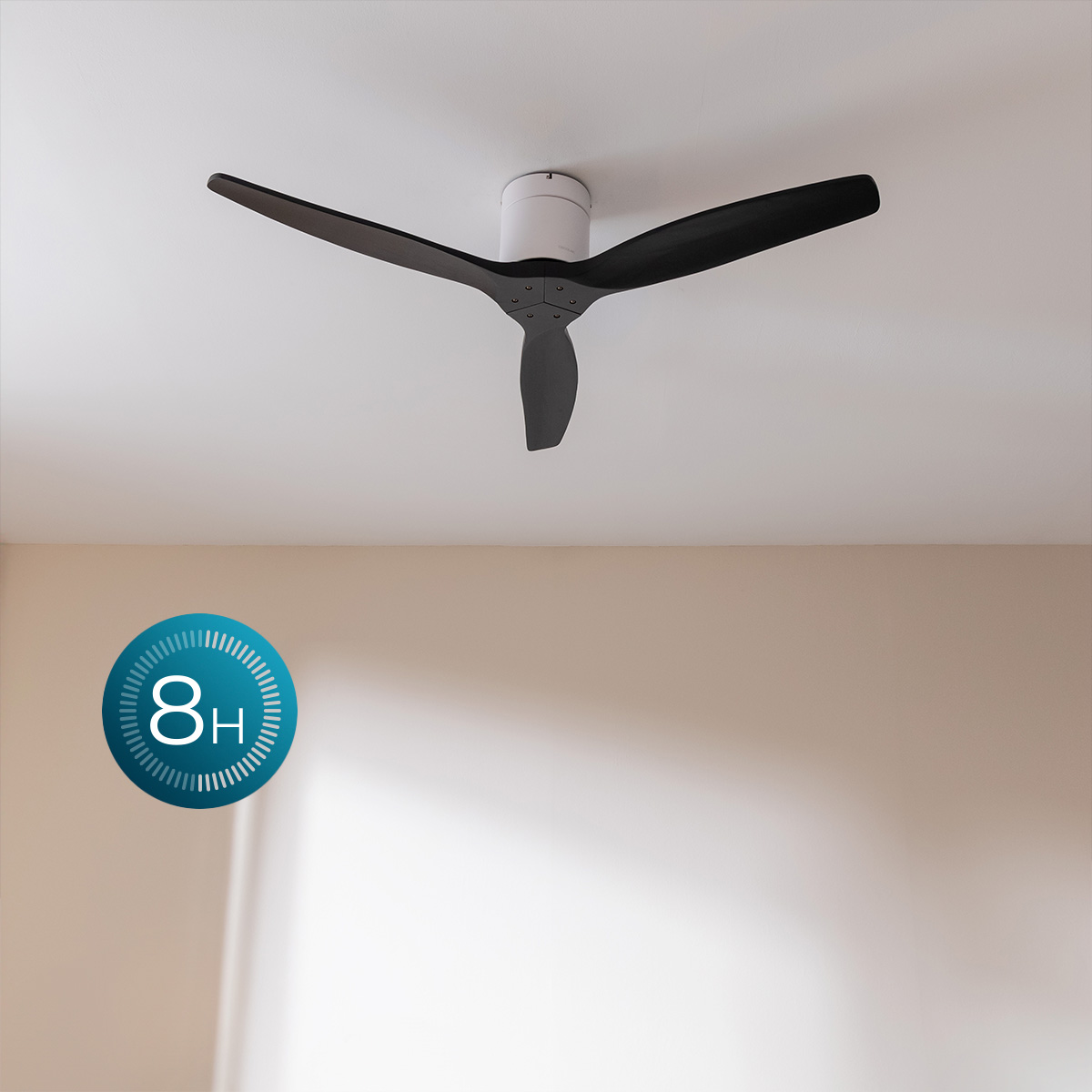 Un ventilador de techo blanco con tres aspas negras montado en el techo claro, con símbolo de temporizador 8H.