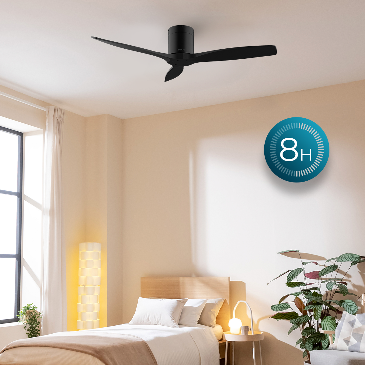 Dormitorio con ventilador de techo negro moderno, cama blanca, plantas y un icono azul de 8H en la pared.