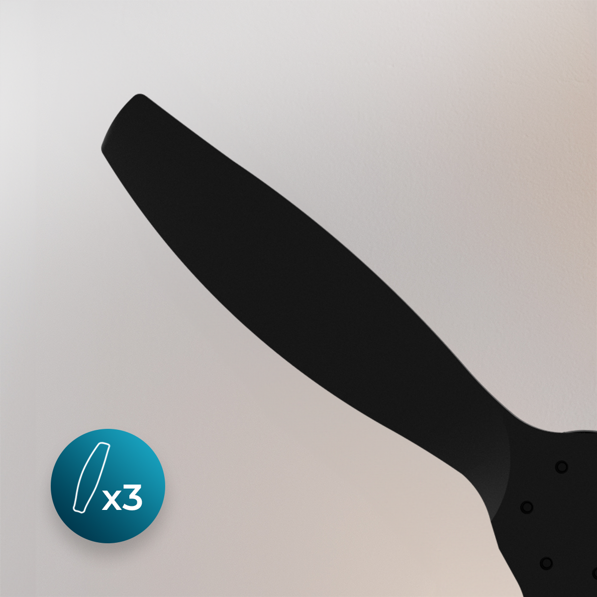 Una sola aspa de ventilador de techo negra sobre un fondo neutro con un icono azul que indica x3.