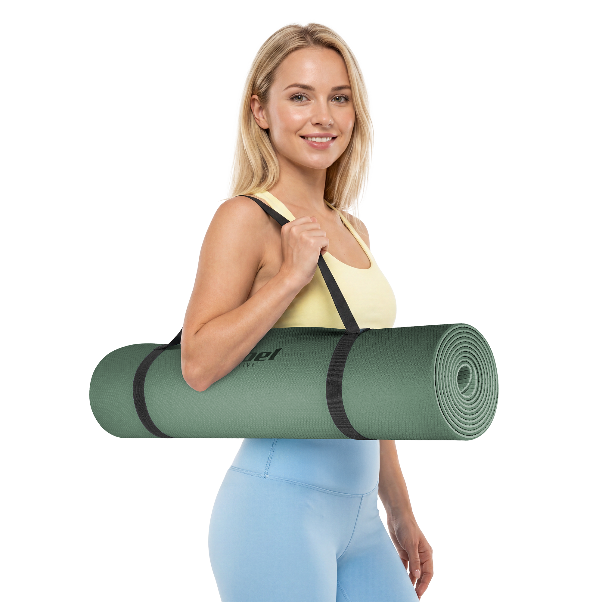 Blond kobieta w stroju sportowym trzyma zwiniętą zieloną matę do jogi na czarnym tle.