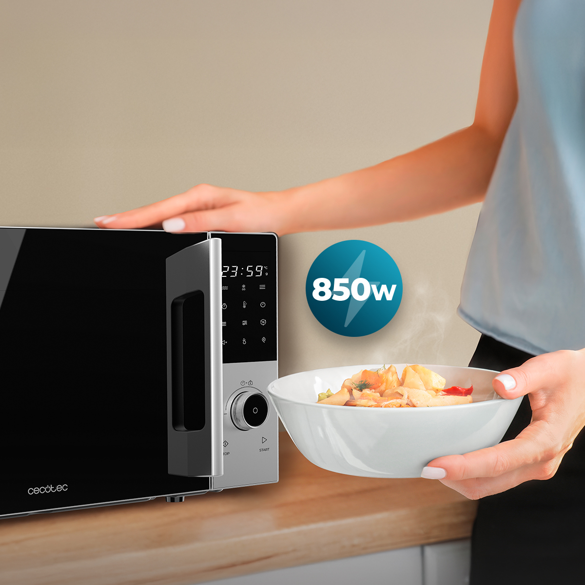 Una mujer sostiene un tazón de comida caliente frente a un microondas negro con icono de 850W.