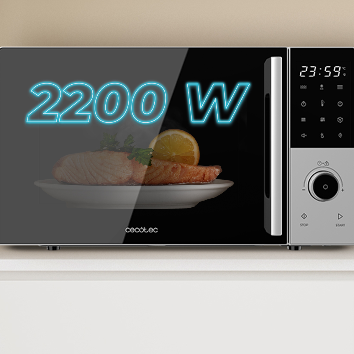 Microondas moderno con texto 2200 W en la puerta, mostrando un plato con salmón y limón dentro.