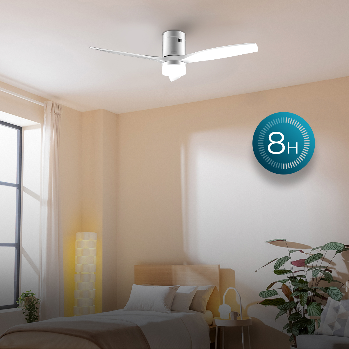 Ventilador de techo moderno con luz en un dormitorio luminoso con cama y plantas.