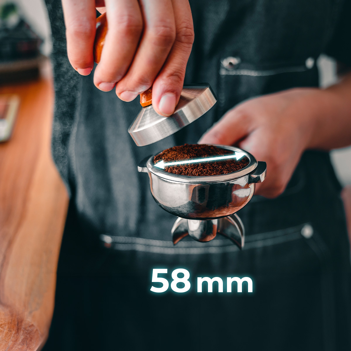 Barista ubija zmieloną kawę w kolbie o średnicy 58 mm.