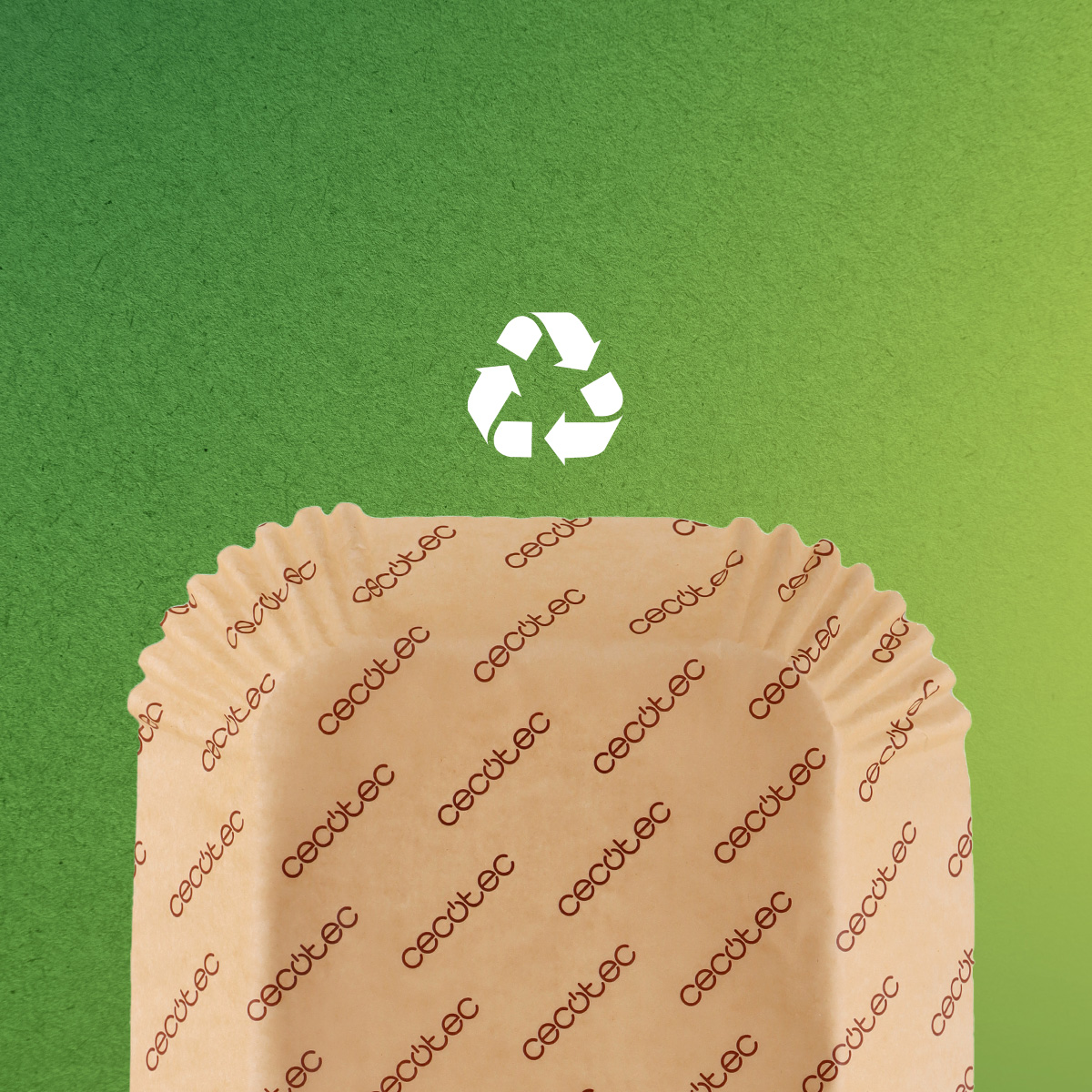 Un molde de papel marrón con la marca 'cecotec' sobre fondo verde con un símbolo de reciclaje blanco.