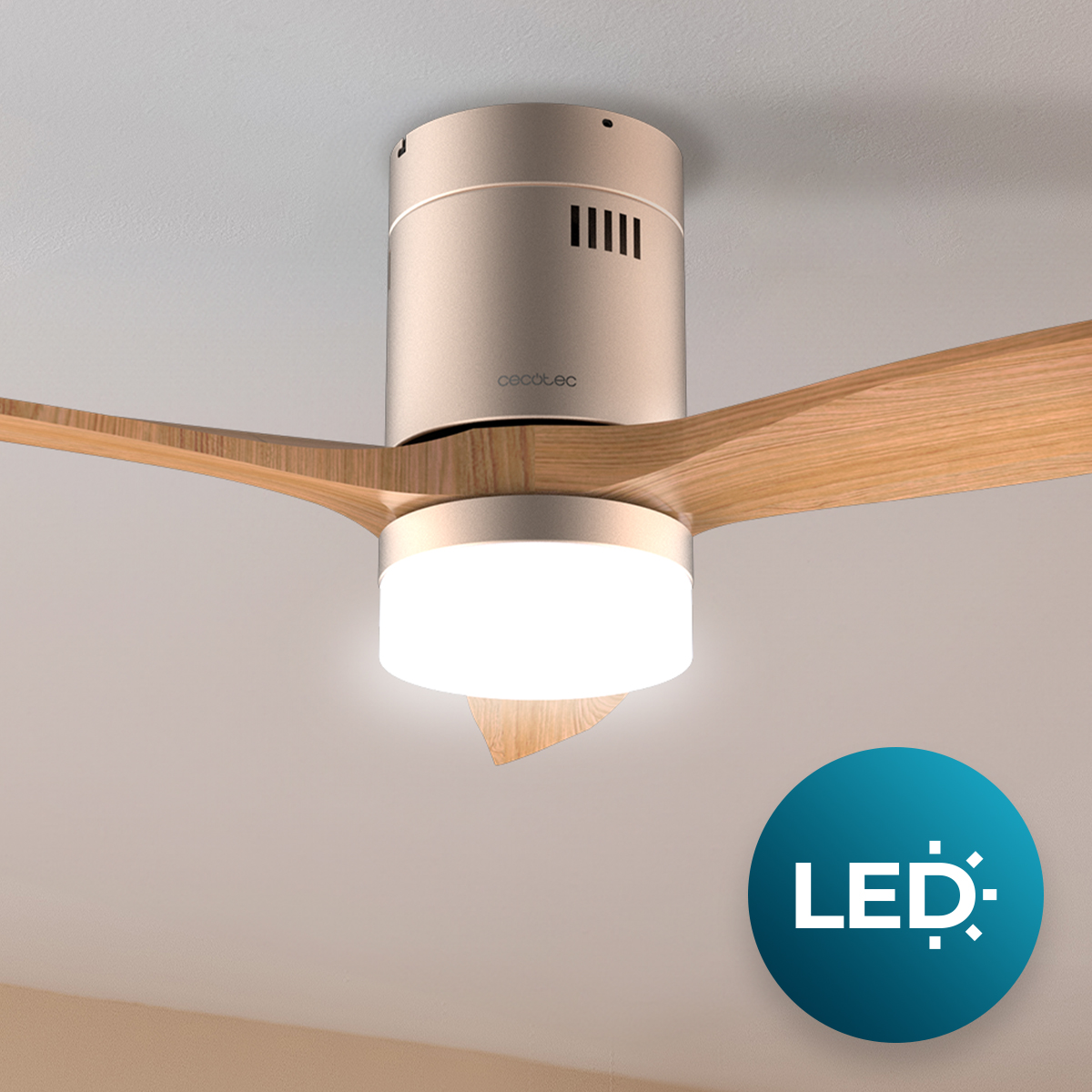 Ventilador de techo moderno con aspas de madera y luz LED integrada en un techo.