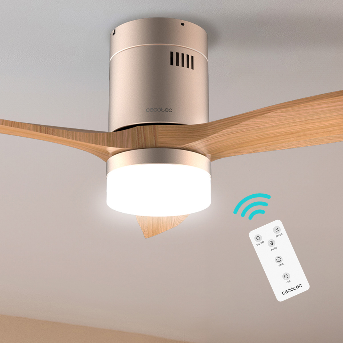 Ventilador de techo dorado moderno con aspas de madera, luz integrada y mando a distancia blanco.