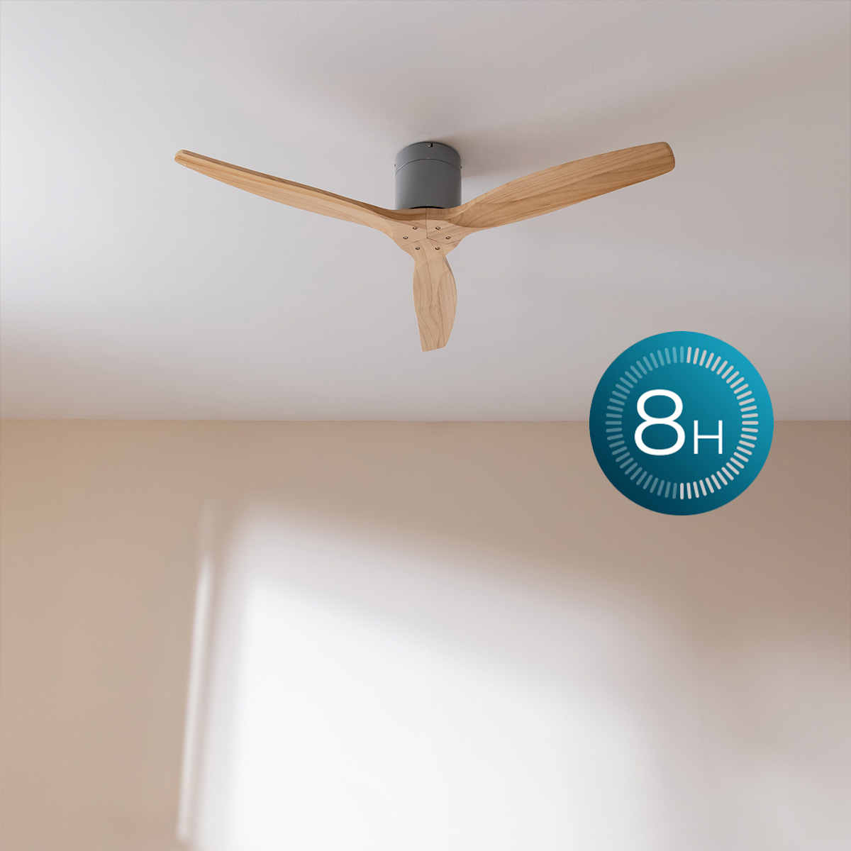 Ventilador de techo moderno con tres aspas de madera y base gris, con un icono azul de 8H a la derecha.