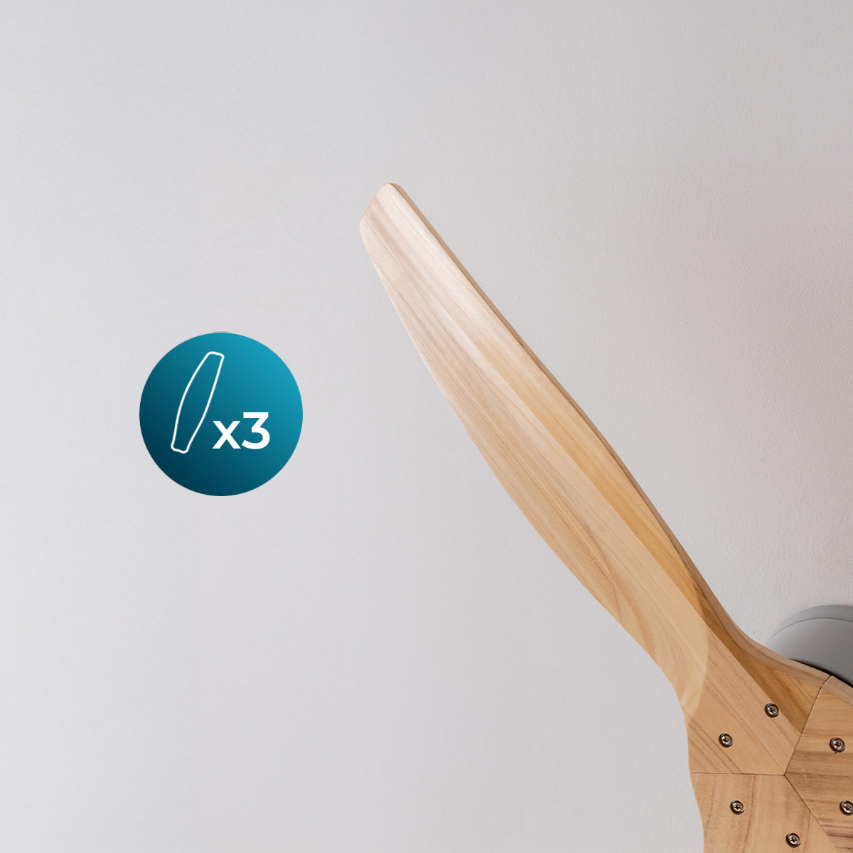 Aspa de ventilador de madera en pared blanca con icono circular azul x3.