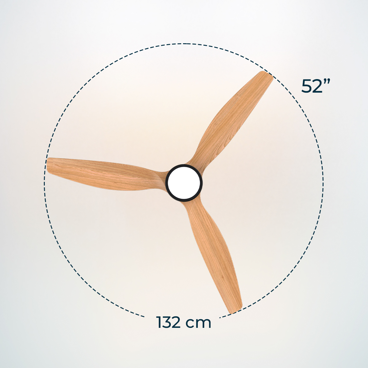 Holzventilator mit drei Flügeln und Messkreis mit 132 cm und 52 Zoll auf weißem Hintergrund.