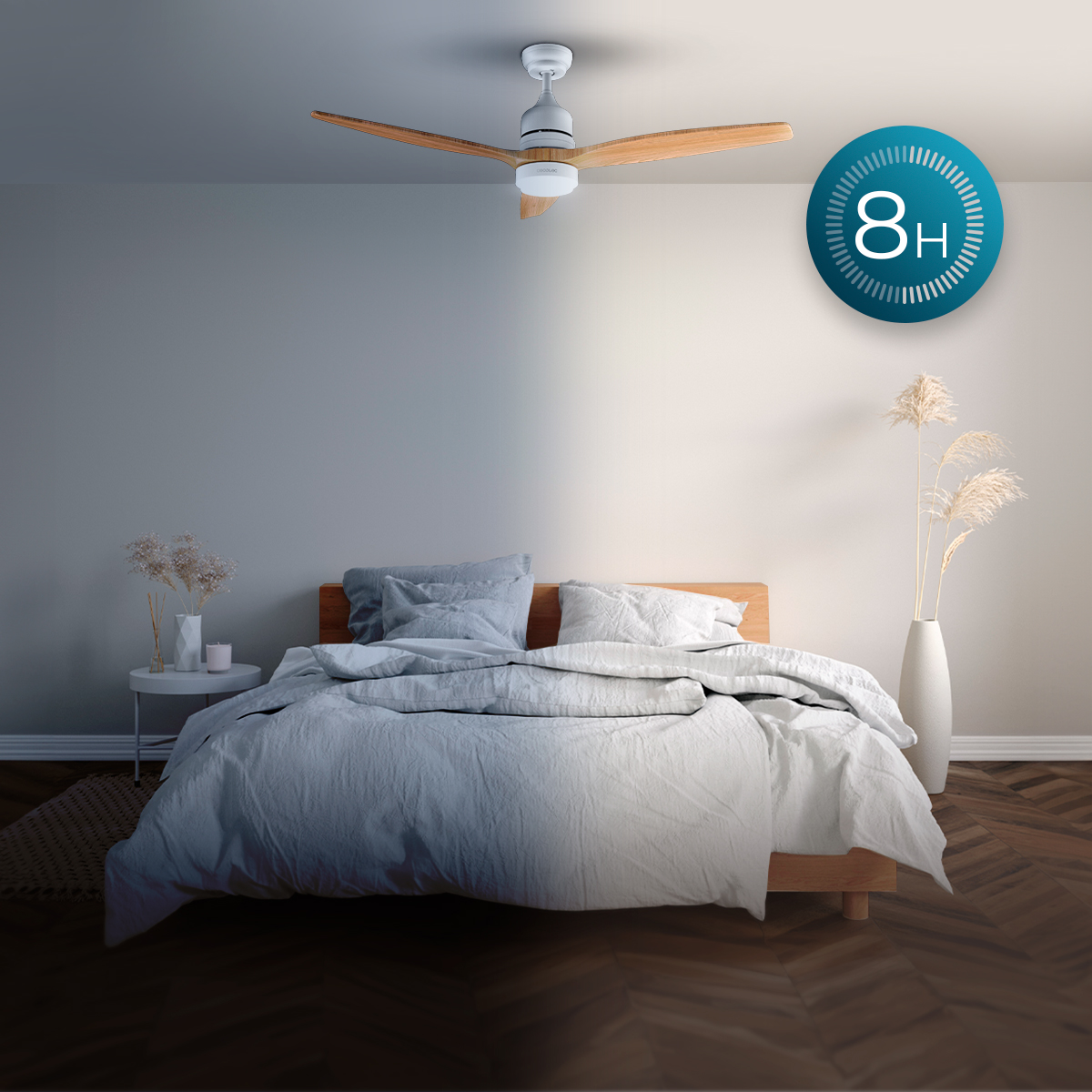 Ein Schlafzimmer mit Holzdecke, weißer und blauer Bettwäsche und einem blauen 8H-Timer-Symbol.