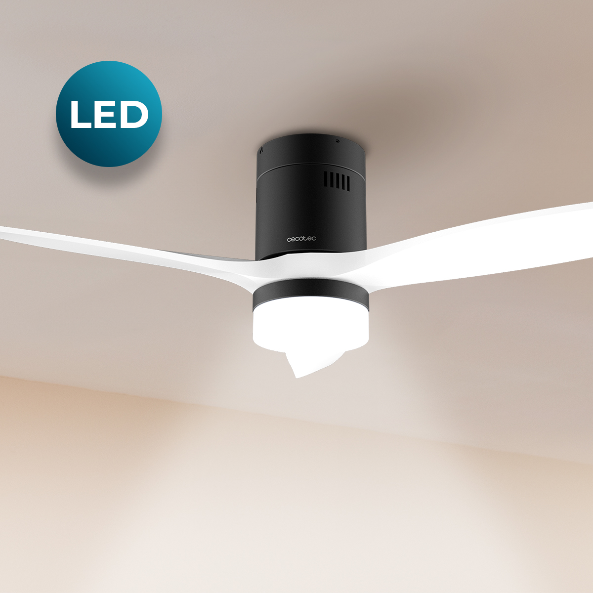Ein schwarzer Deckenventilator mit weißen Flügeln und integrierter LED-Leuchte an einer hellen Decke.