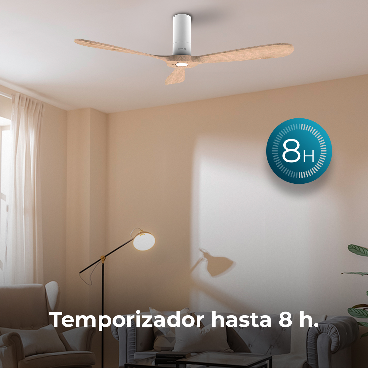 Soggiorno con ventilatore a soffitto, lampada da terra e divano, testo: Temporizador hasta 8 h.