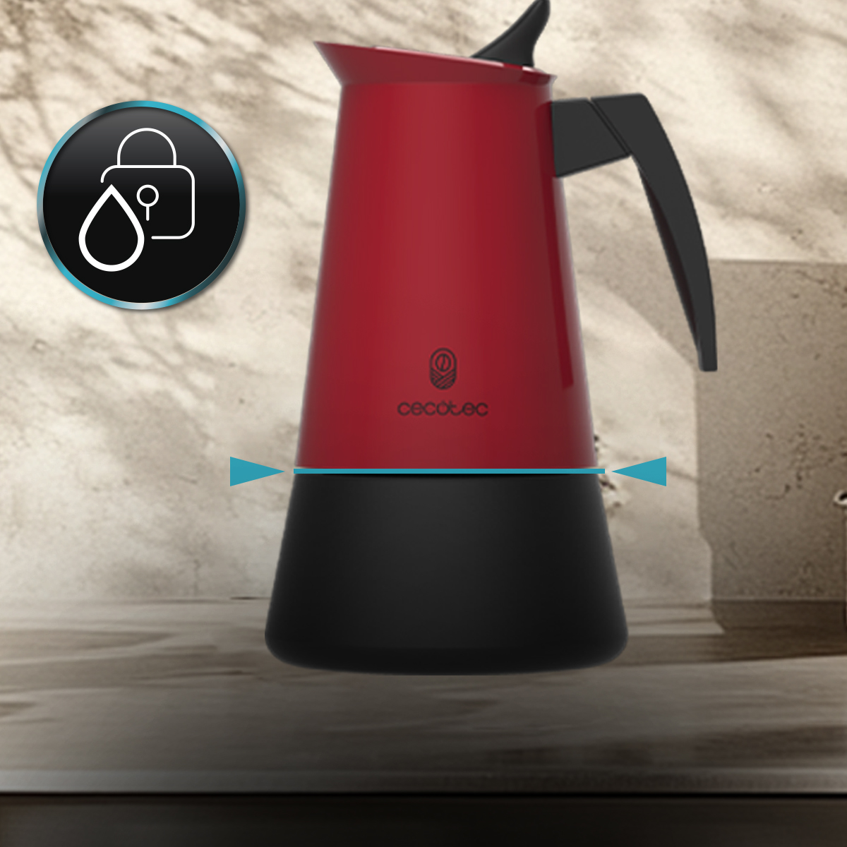 Caffettiera moka Cecotec rossa e nera con icona di lucchetto e goccia d'acqua su sfondo neutro.